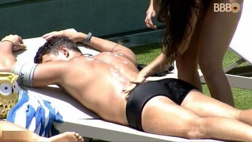 Antonio deitado na piscina tomando sol.