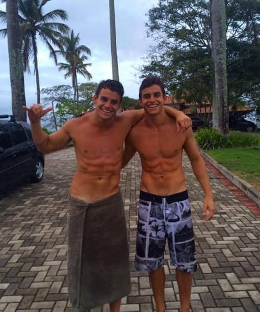 Foto dos gêmeos BBB17: Antonio e Manoel sem camisa.