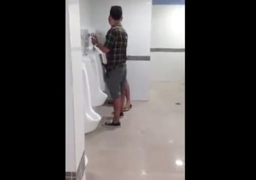 Gays flagrados em diversas putaria no banheirão do shopping.