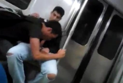 Vídeo pornô de gays chupando rola dentro do metrô.