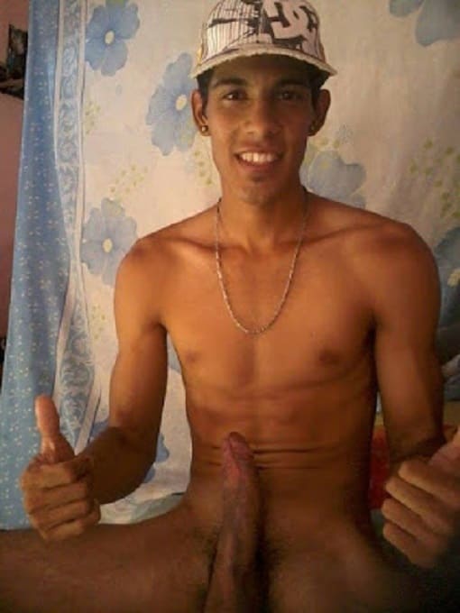 Foto de um rapaz da favela com a pica dura igual uma pedra.