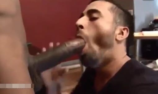 Vídeo pornô de um negão gozando na boca do puto.