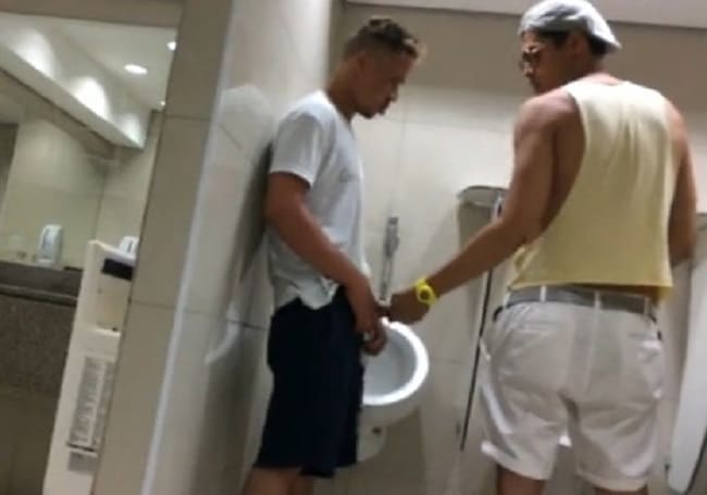 Homens safados fazendo pegação gay em banheirão público, veja alguns vídeos.
