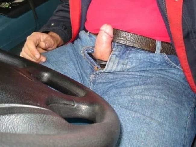 Foto de caminhoneiro com a pica de fora na calça