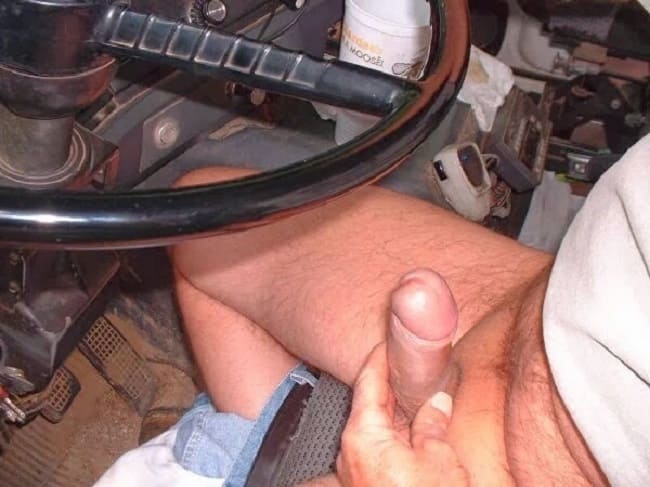 Foto de caminhoneiro segurando a rola grossa