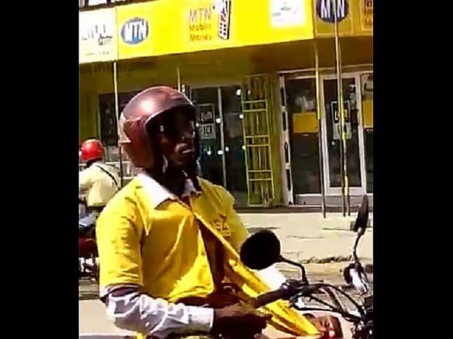Vídeo pornô picante de um motoqueiro dotado punhetando na rua