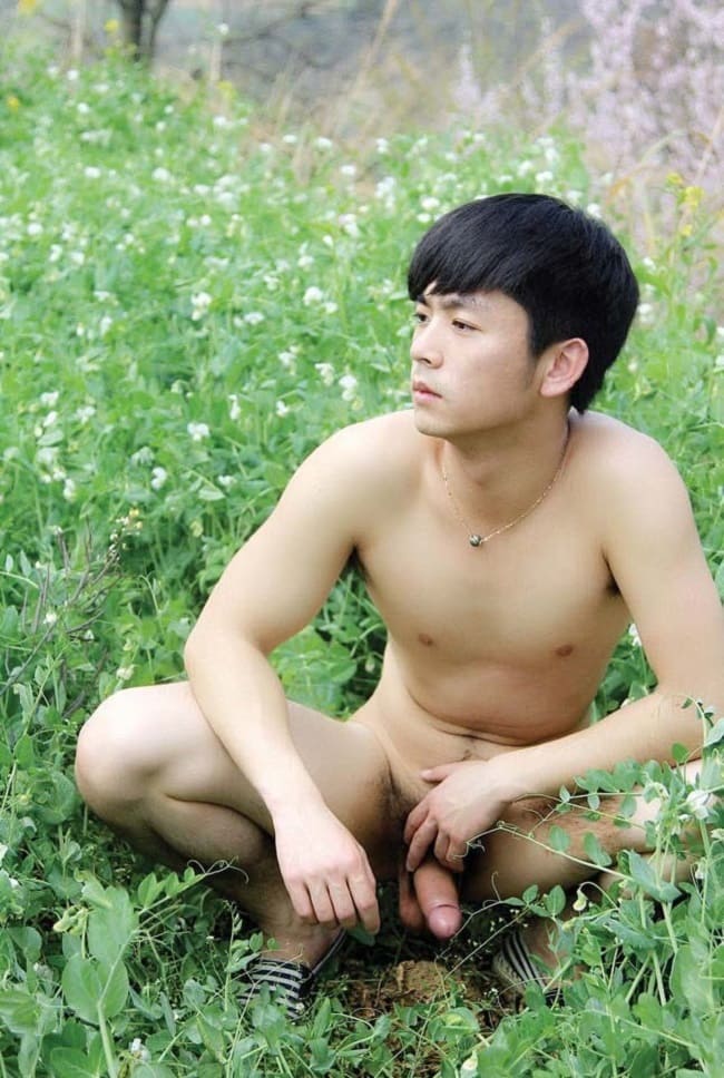 Foto gay de garoto tailandês nu no meio do mato