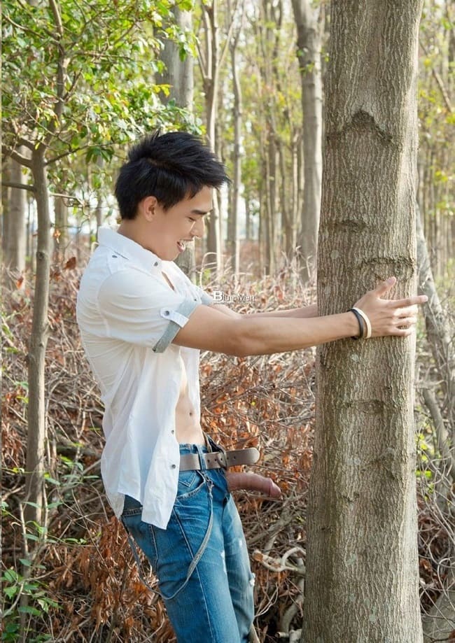 Foto de um tailandes gay pelado no meio do mato