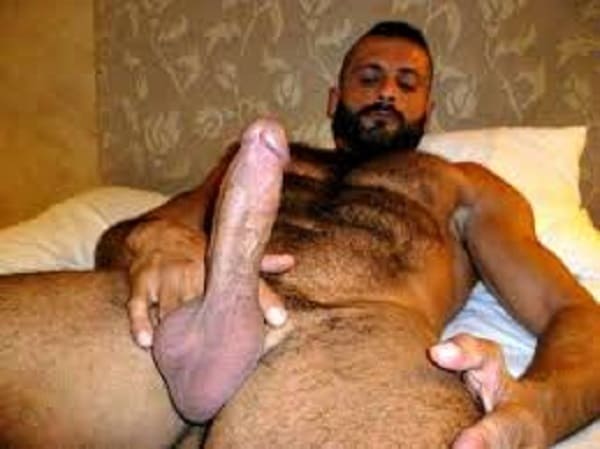 Foto pornô gay de um homem peludo (urso pelado) com a pica dura.