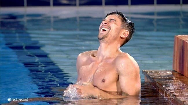 Raphael Sander pelado na piscina.