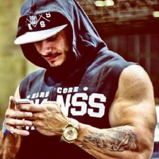 Foto de Leo Stronda no instagram mostrando o braço musculoso.
