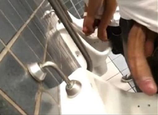 Video amador de sexo no banheiro publico