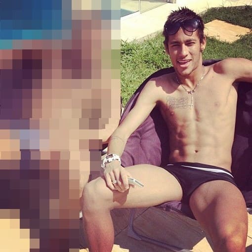 Neymar pelado sentado tomando sol apenas com sunga preta