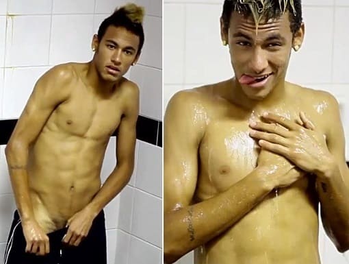 Duas fotos do Neymar sem camisa tomando banho.