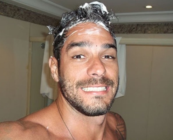 Diego Grossi pelado no banho – Aline ver e conta que ele é dotado