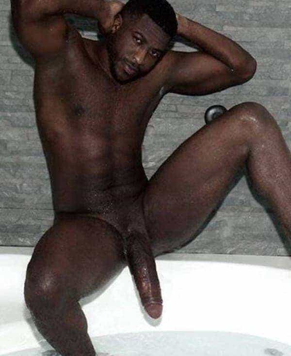 foto de homem negro pousando pelado com a rola grande e grossa
