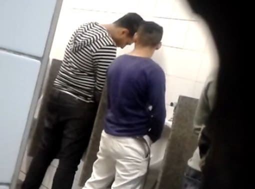 Video de flagras gays com muita putaria dentro do banheirão gay, confira.
