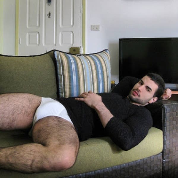 foto de homem deitado com as pernas abertas