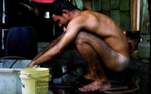 Foto do ator Juliano Cazarré pelado, totalmente nu.