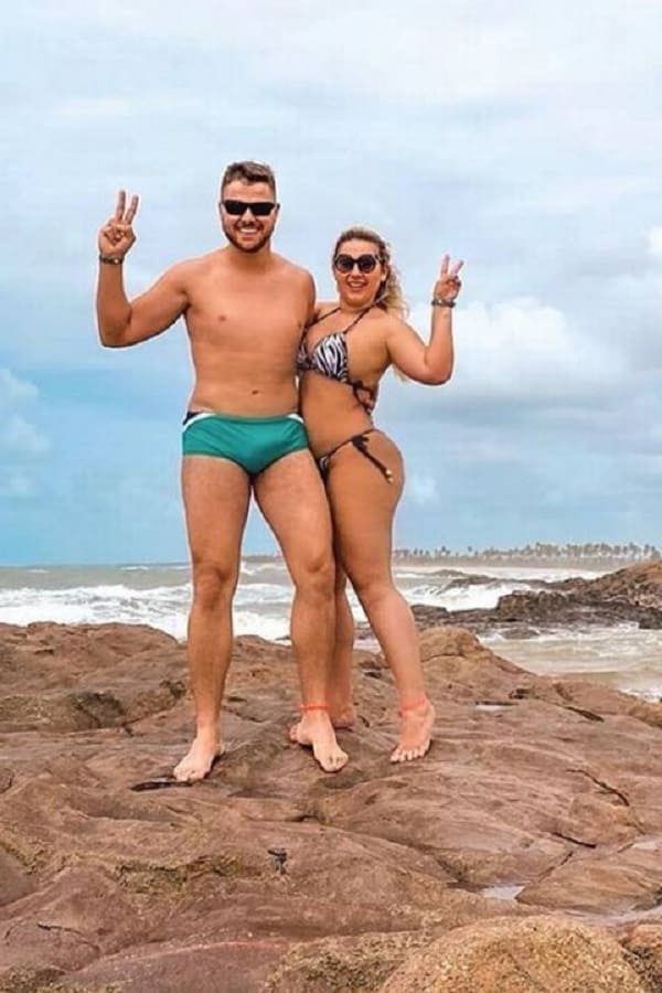 cantor sertanejo Zé Neto de sunga na praia com a esposa