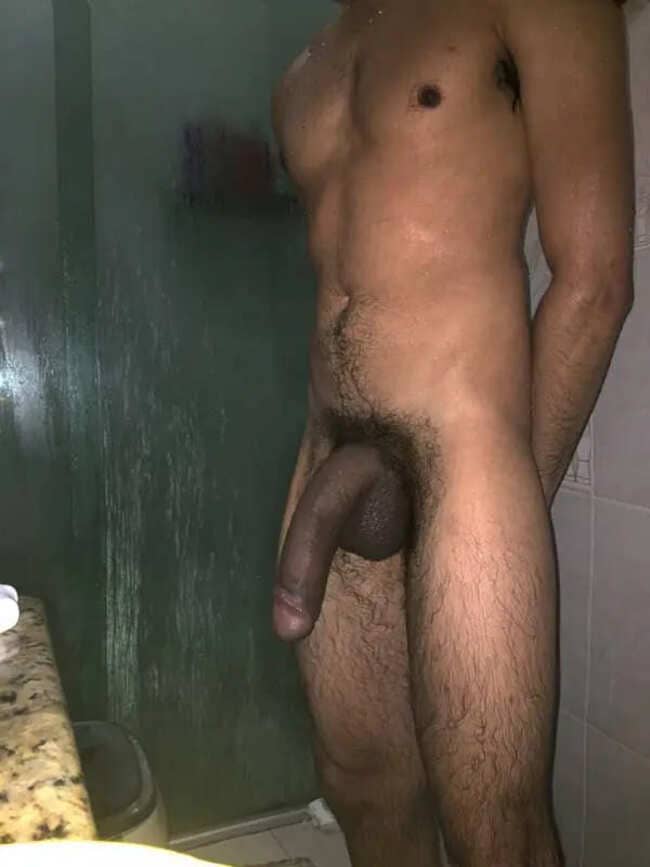 Foto de homem pentelhudo de pau duro no banho
