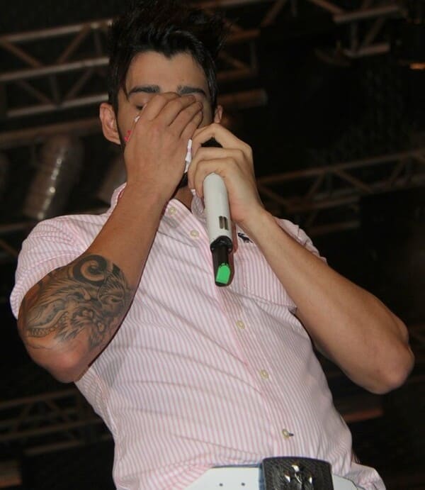 cantor gustavo lima cheirando a calcinha de fã que jogou no palco durante o show.