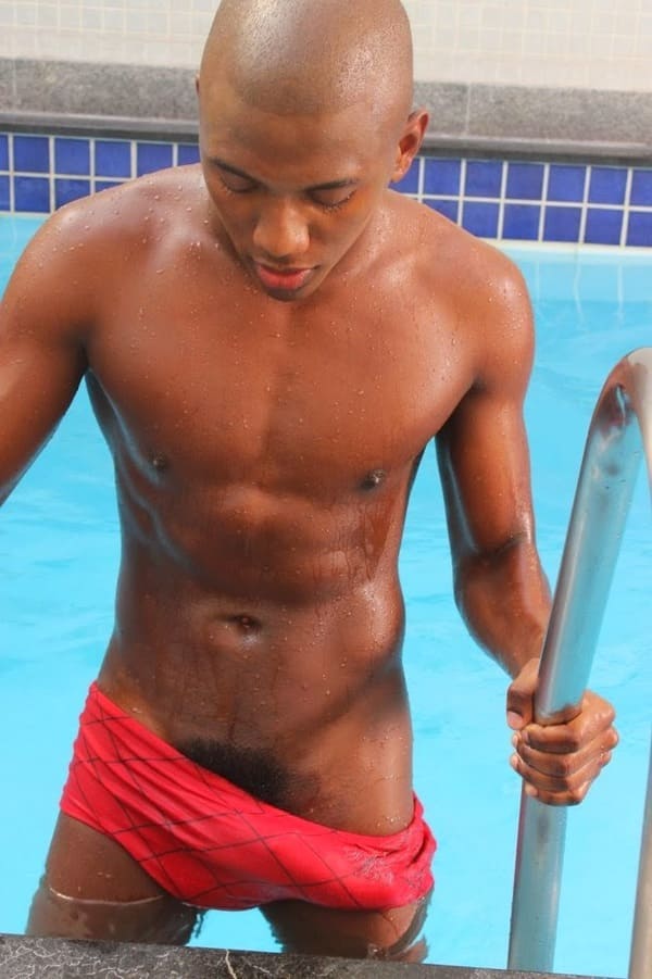 Renan Maranhão de sunga vermelha com o volume da pica aparecendo, saindo da piscina.