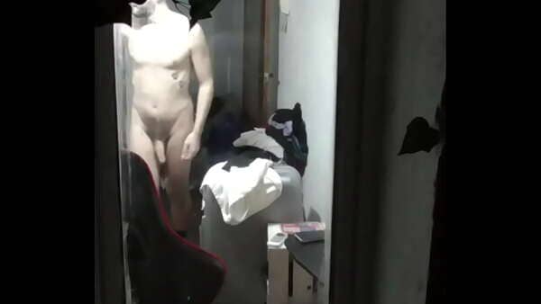 foto de vizinho pelado usando boné e óculos se masturbando no apartamento.