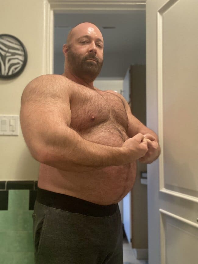 Ator pornô gay Brad Kalvo sem camisa, usando bermuda de moletom