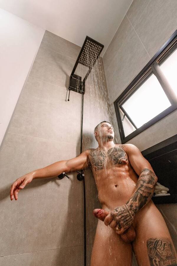 Thomaz Costa pelado no banho segurando a rola dura embaixo do chuveiro.