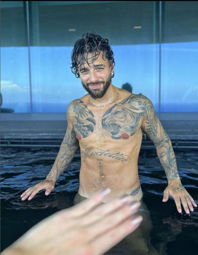 foto do cantor maluma pelado na piscina