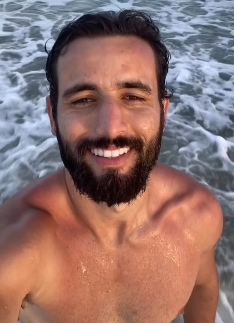 Matteus Amaral do BBB 24 tomando banho na praia.